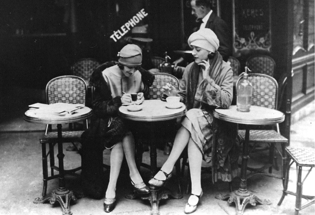 Hai ngừoi phụ nữ Pháp đang thưởng thức Espresso trên đường phố Paris vào khoảng năm 1920