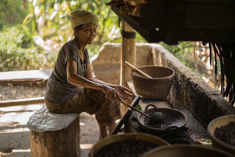 Một người phụ nữ rang cà phê thủ công tại IBali, Indonesia.