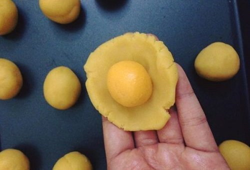 cách làm bánh trung thu kim sa lava 6 cách làm bánh trung thu Cách làm bánh Trung thu kim sa lava tan chảy cả trái tim cach lam banh trung thu kim sa lava 6